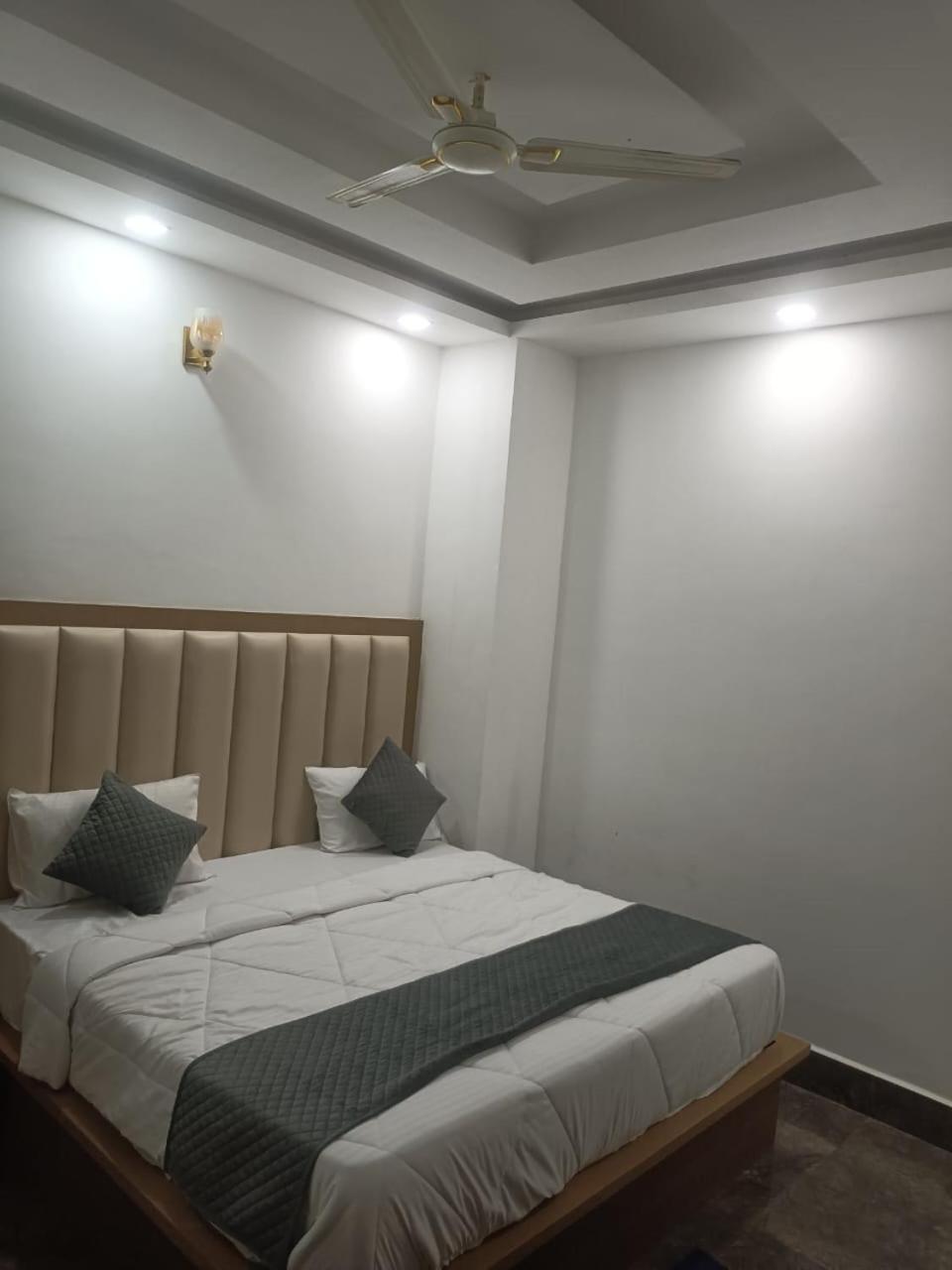 Hotel Golden Door Mathura Exteriér fotografie