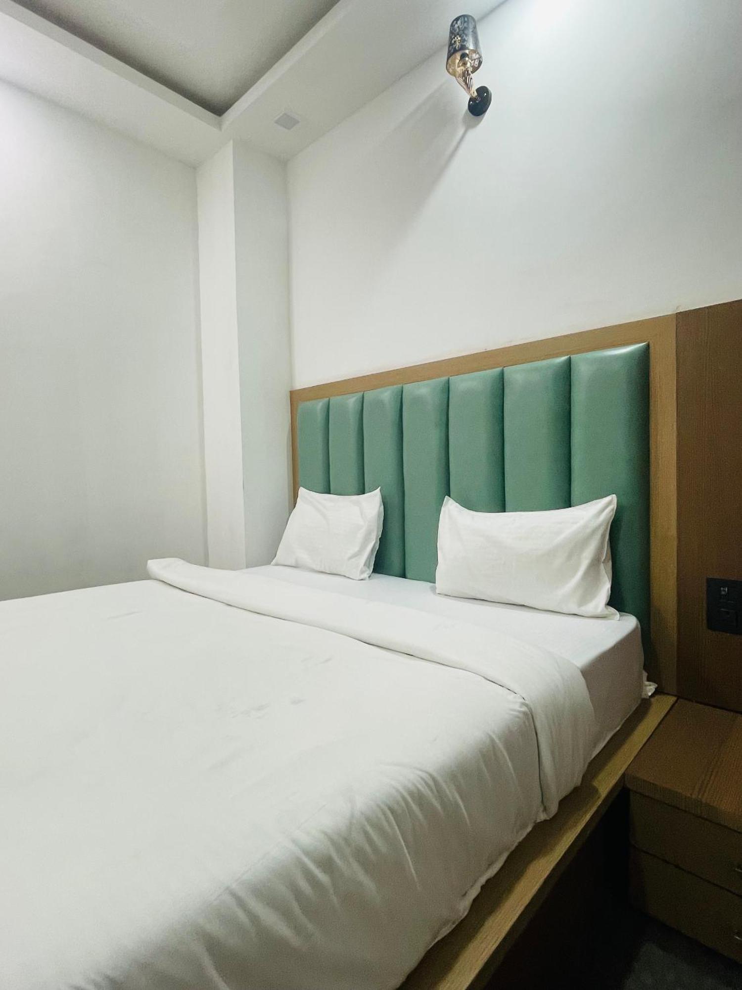 Hotel Golden Door Mathura Exteriér fotografie