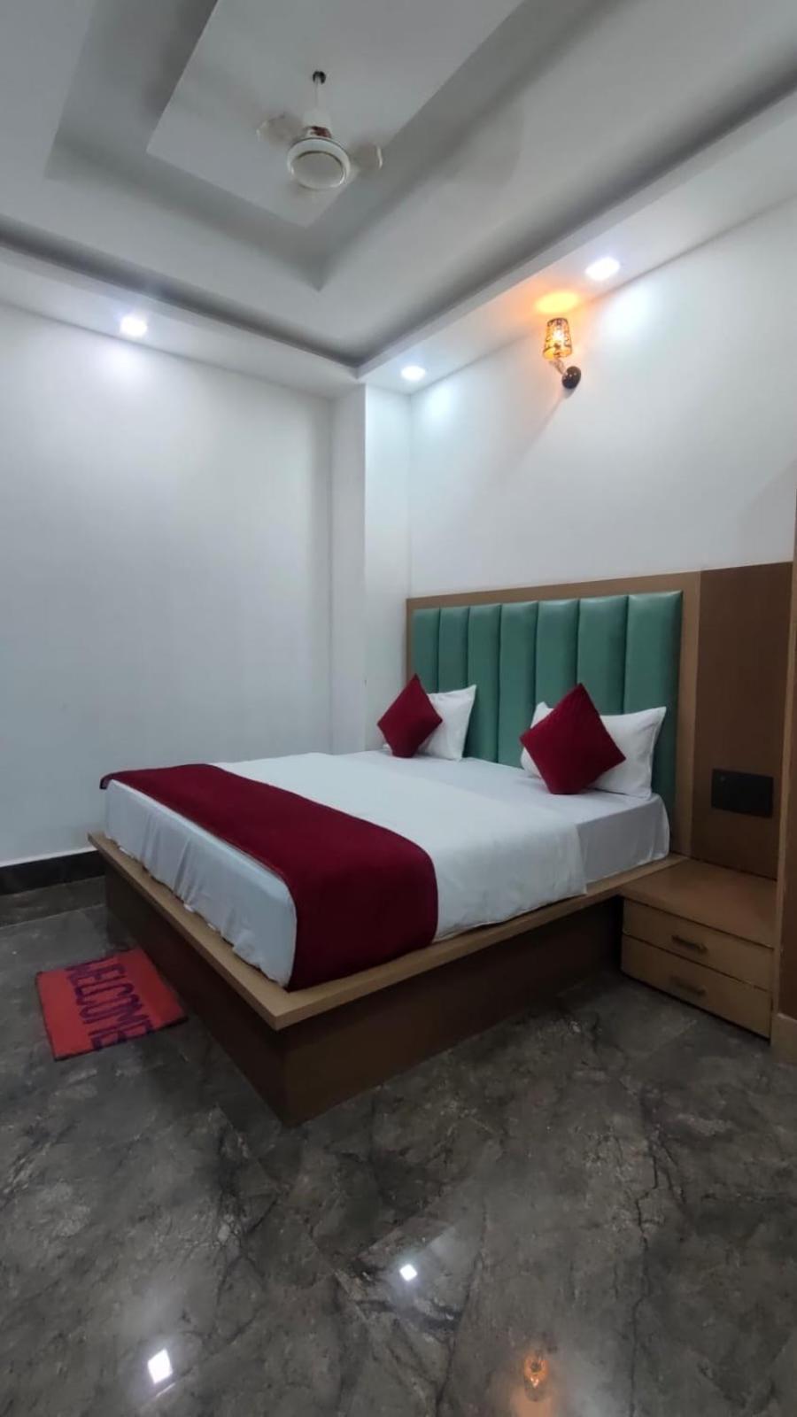 Hotel Golden Door Mathura Exteriér fotografie