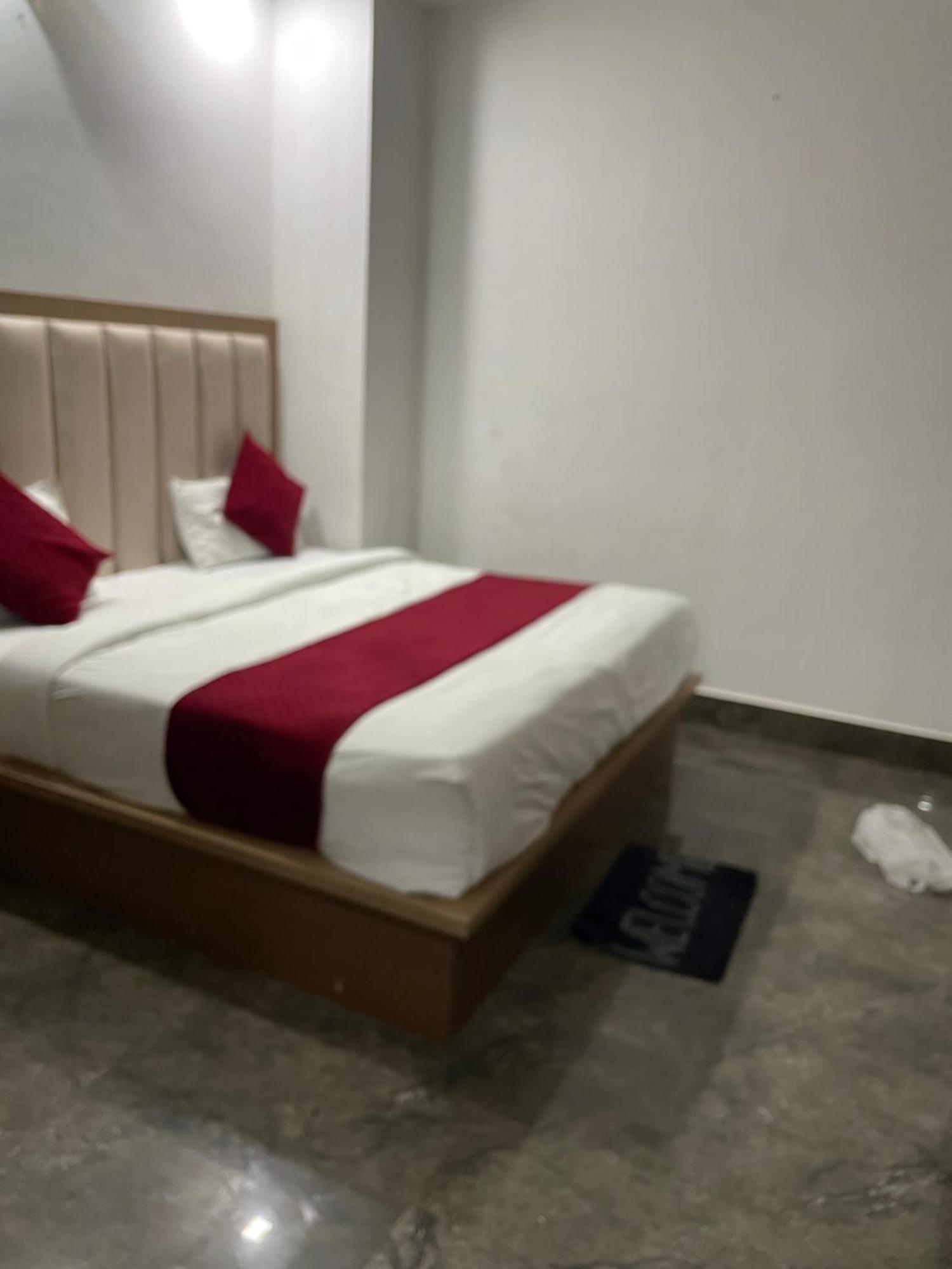 Hotel Golden Door Mathura Exteriér fotografie